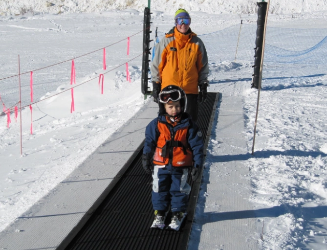 how does a magic carpet ski lift work