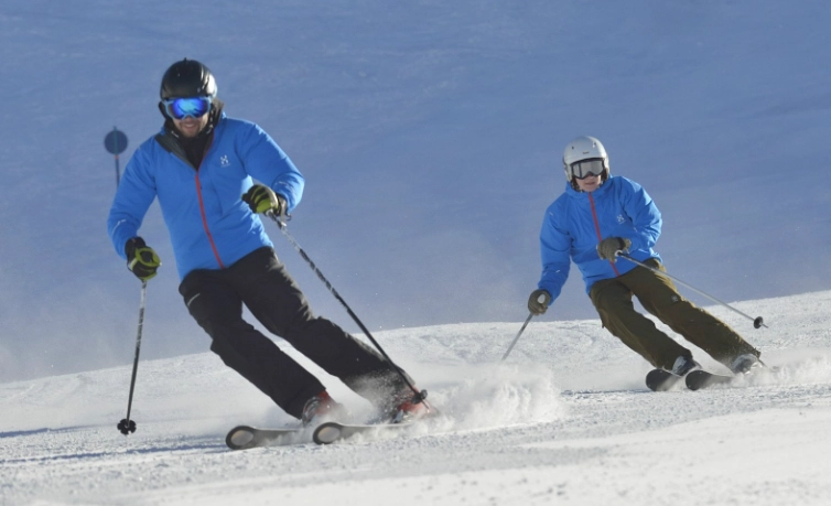 parallel turns skiing